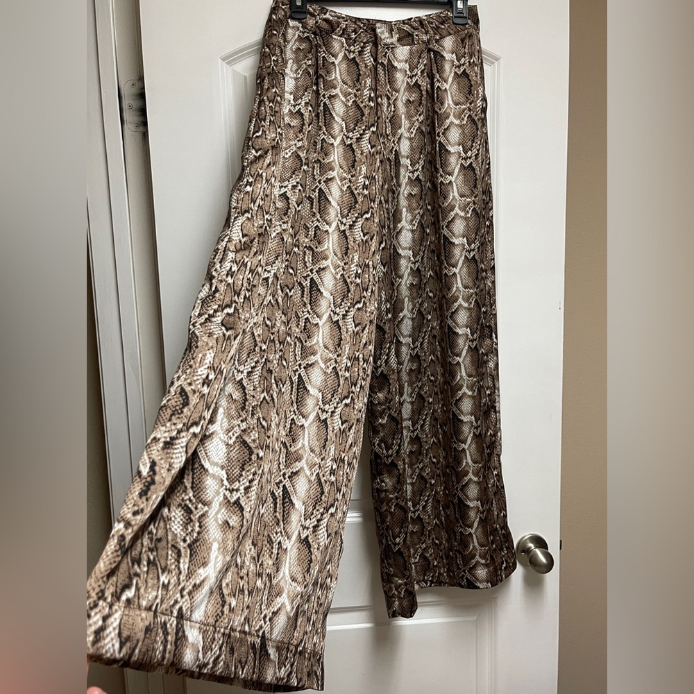 Tronjori Women’s Wide Leg Trousers - Like New!